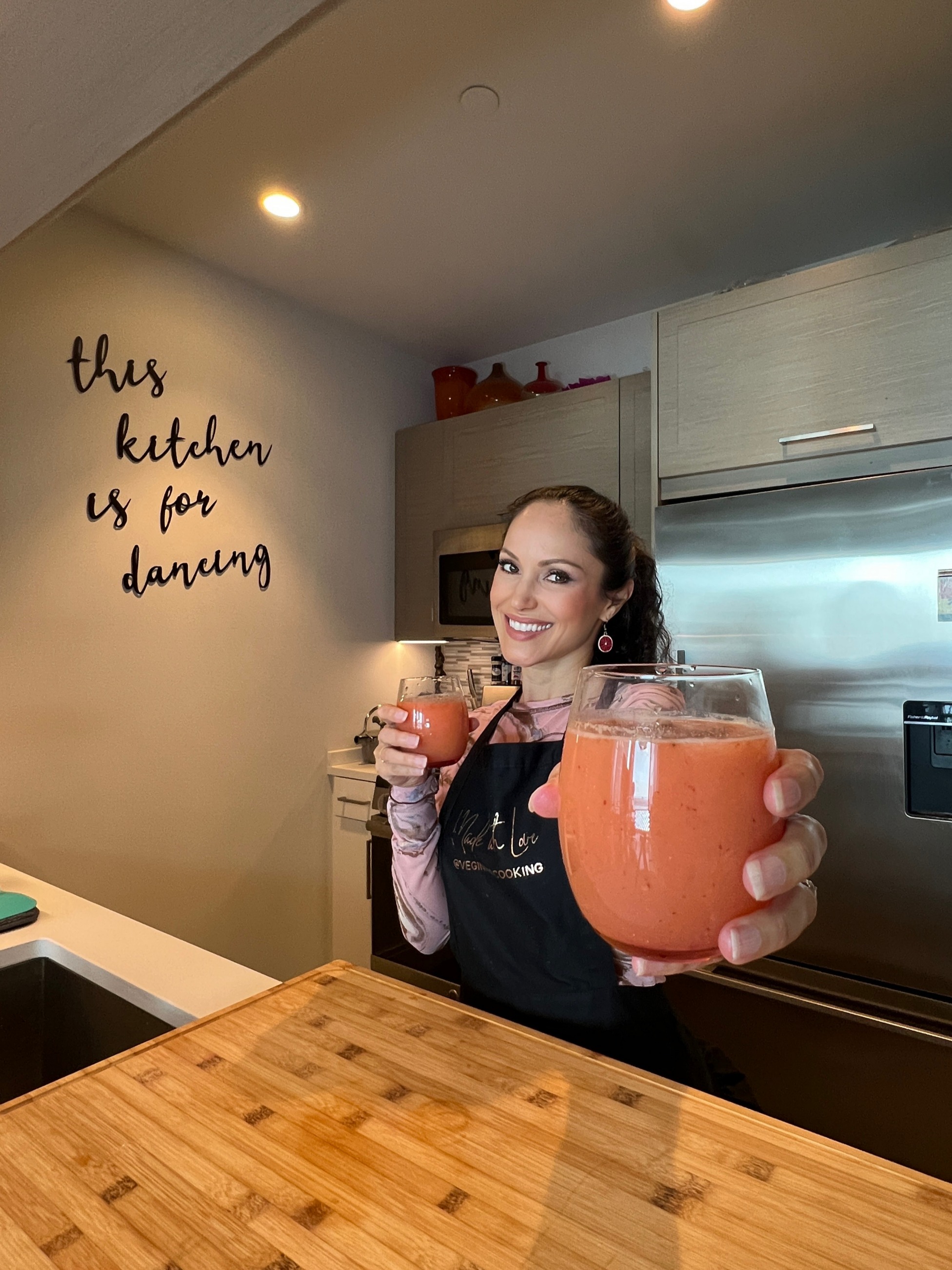 vegan influencer making mocktails