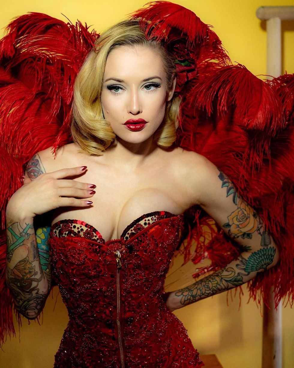 Thumbnail: Emily (burlesque dancer)