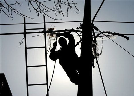 worker-on-phone-line