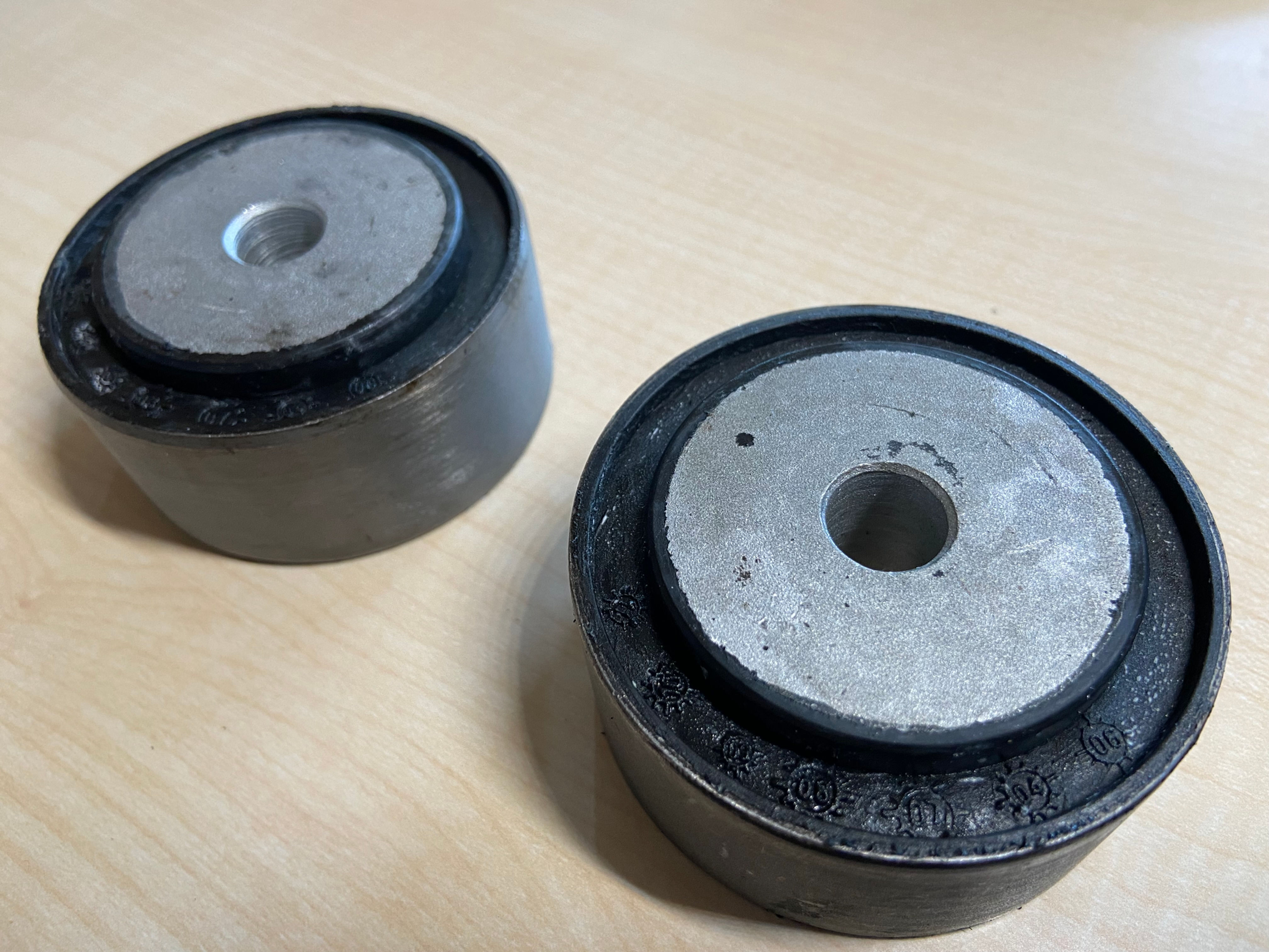 W124 E500 500E デファレンシャルマウント後側1243511842 1243515042 2個セット