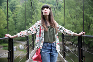 JEANS STRAPPATI E STILE SPORTIVO: TENDENZA MODA PER LA PRIMAVERA 2017