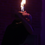 Miniature : Un artiste cracheur de feu, une flamme dans sa bouche, spectacle nocturne. 