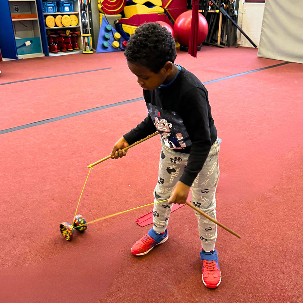Miniature : Un garçon jongle avec un diabolo. Classes de cirque dans une salle de sport.