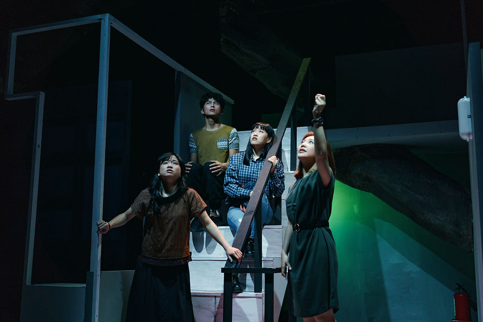 「這裡的燈都是感應式的」