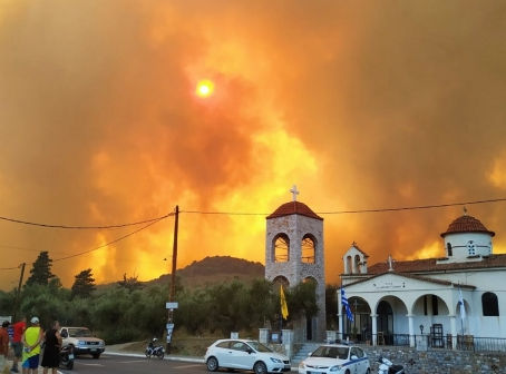 Παραμένουν οι εστίες στη Μάνη