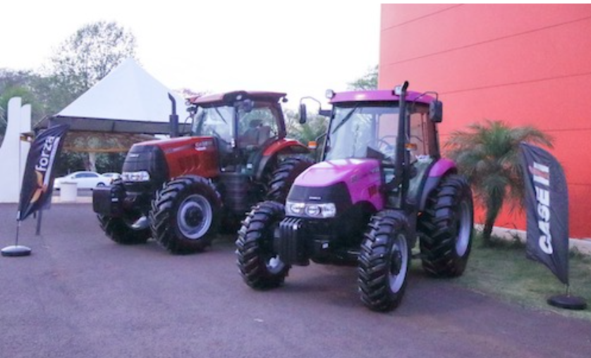 Na foto, os tratores Puma 140 e o Farmall 80 – plotado na cor rosa em homenagem ao encontro de produtoras rurais. O trator plotado ficou exposto na entrada do evento. Crédito da foto: Divulgação