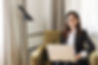 hermosa-mujer-negocios-joven-alegre-ropa-formal-interior-trabajo-domicilio-ordenador-porta