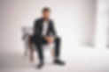 concepto-personas-estilo-vida-negocios-estilo-moda-ropa-masculina-ceo-joven-exitoso-positi