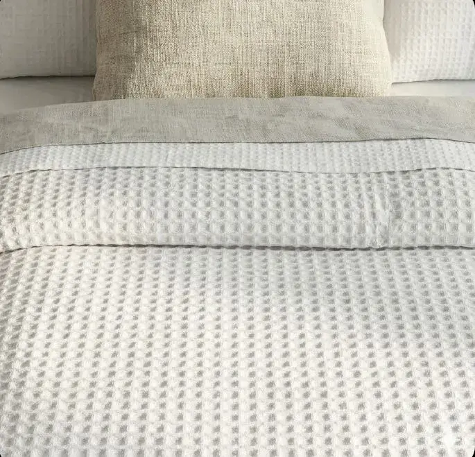 Transforme o seu quarto num autêntico refúgio de tranquilidade e estilo com a nossa Colcha de Casal. Pensadas para os amantes