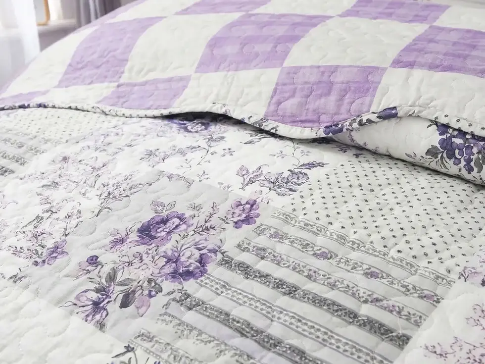 Transforme o seu quarto num autêntico refúgio de tranquilidade e estilo com a nossa Colcha de Casal. Pensadas para os amantes