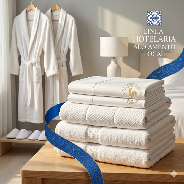Conjunto de cama branco em algodão percal e toalhas de banho de alta gramagem para hotelaria e alojamento local. Ambiente de quarto clean e luxuoso com têxteis profissionais de alta qualidade.