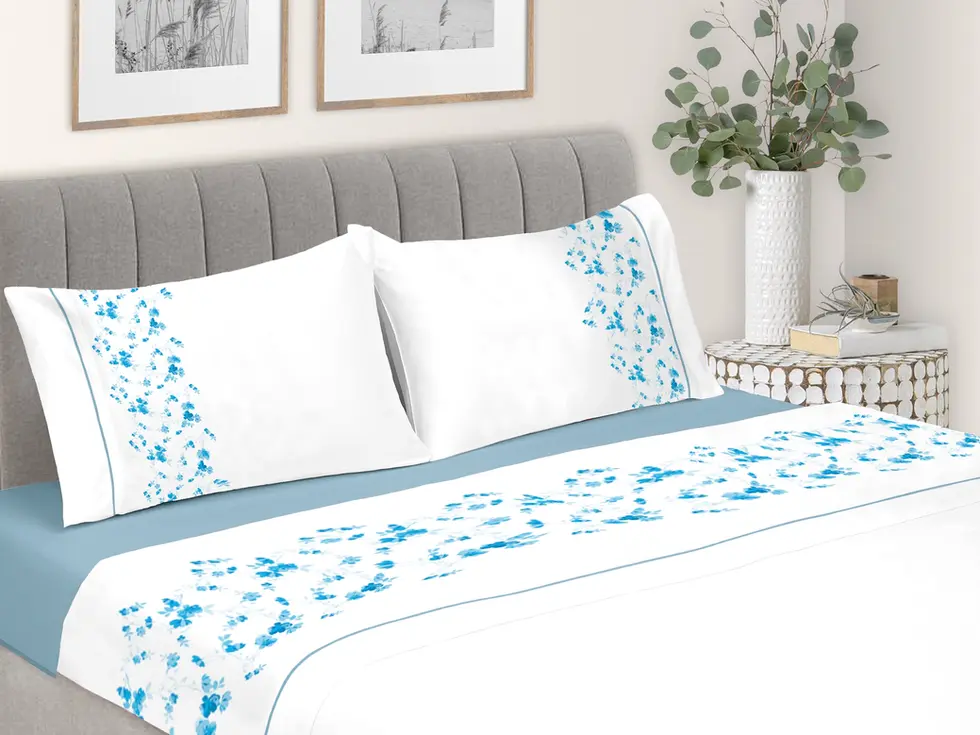 Transforme o seu quarto num refúgio sereno com este encantador Conjunto Edredom + Almofadas com Padrão Floral.