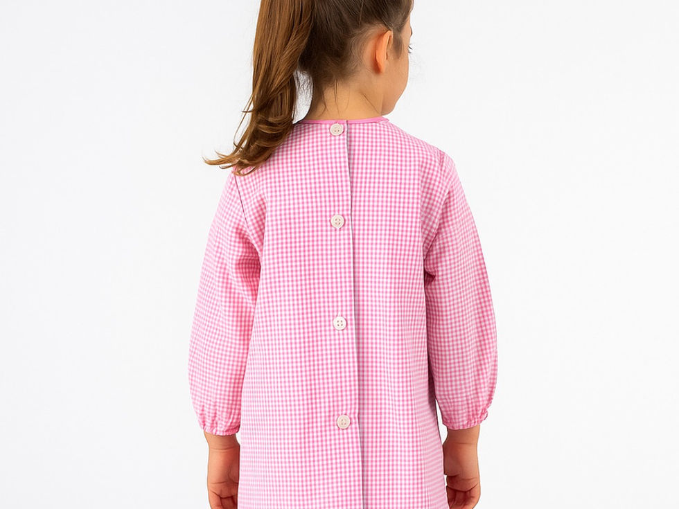 As nossas batas escolares de menina foram pensadas para unir praticidade, conforto e um toque encantador. Com tecido leve