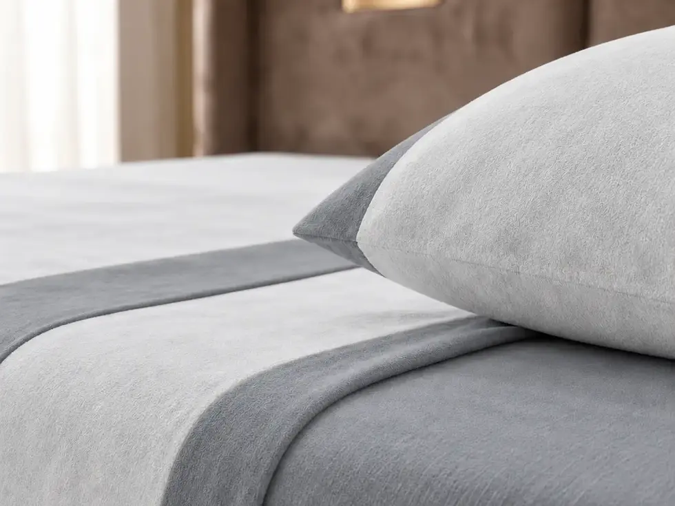 Desfrute de noites mais quentes com a suavidade do Jogo de Cama Coralina e a elegância do acabamento Jacquard. Um conjunto