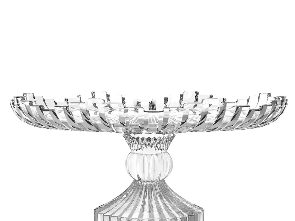 Apresente seus bolos e sobremesas de forma elegante com o Prato para Bolo C/ Pé Mónaco. Com um design sofisticado e atemporal