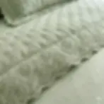Renove o seu quarto com o toque sofisticado da nossa Colcha Casal + Fronhas C/ Folhos com padrão em relevo.