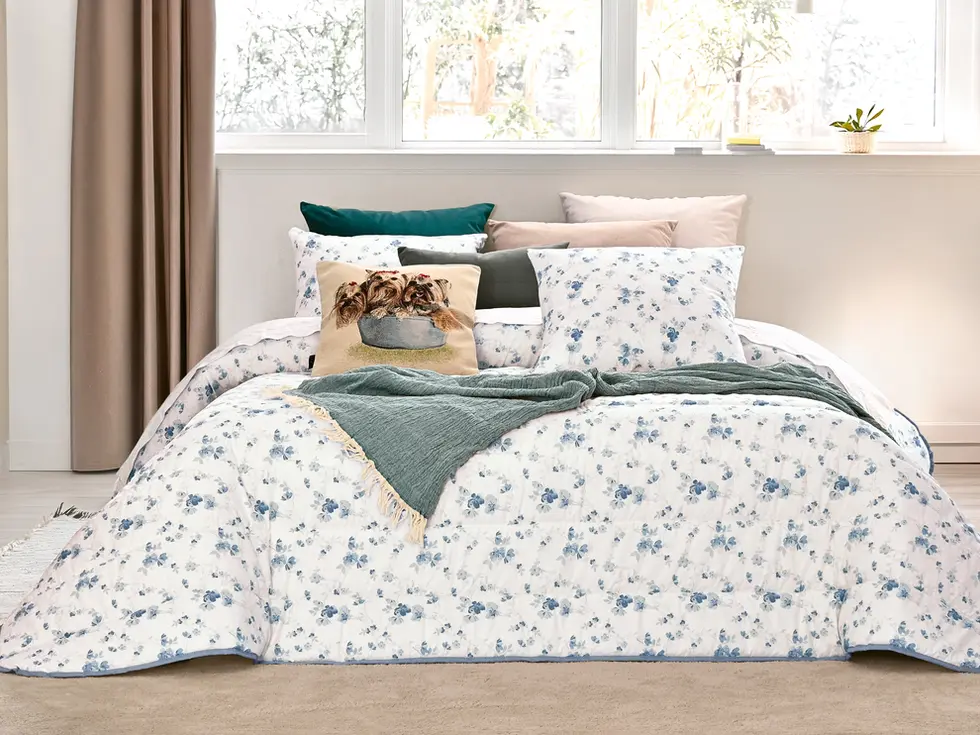 Transforme o seu quarto num refúgio sereno com este encantador Conjunto Edredom + Almofadas com Padrão Floral.