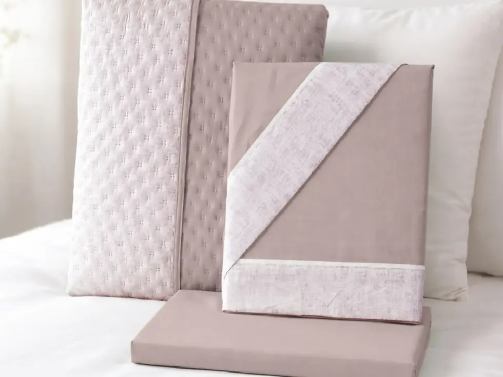 Transforme o seu quarto num refúgio de elegância e conforto com o Conjunto de Cama Colcha + Jogo Cama. Este kit completo