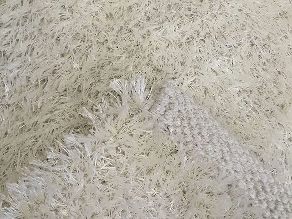 Tapete Sabugal com design elegante e padrão sutil, ideal para diversos ambientes.