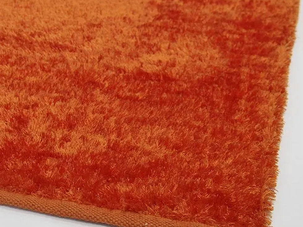 Tapete Sabugal com design elegante e padrão sutil, ideal para diversos ambientes.