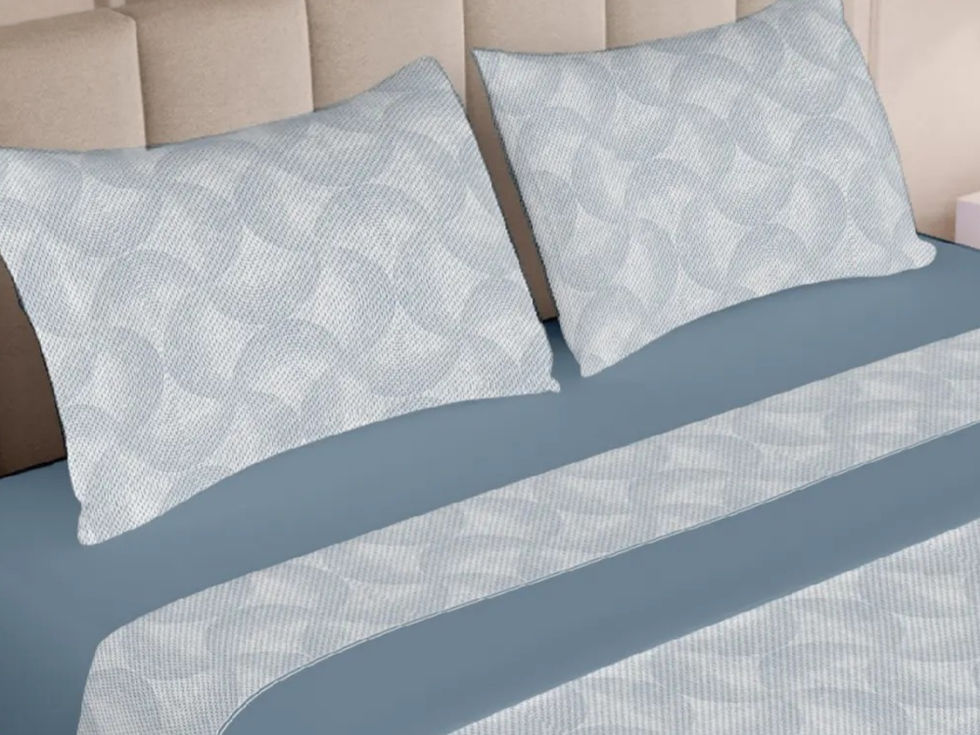 Fabricado em Portugal com coralina macia e aconchegante, este conjunto garante calor constante, suavidade