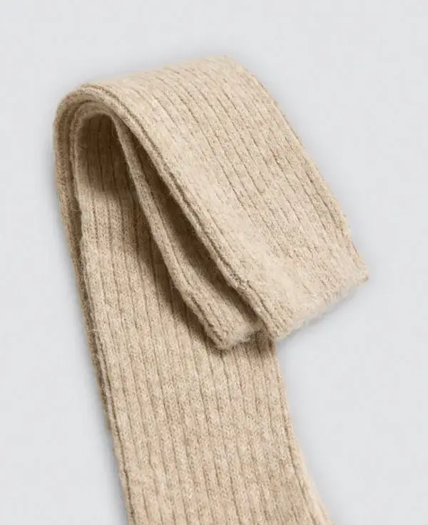 Entre no universo mágico das meias Caneladas Longas da Ysabel Mora. Uma peça que transcende a moda