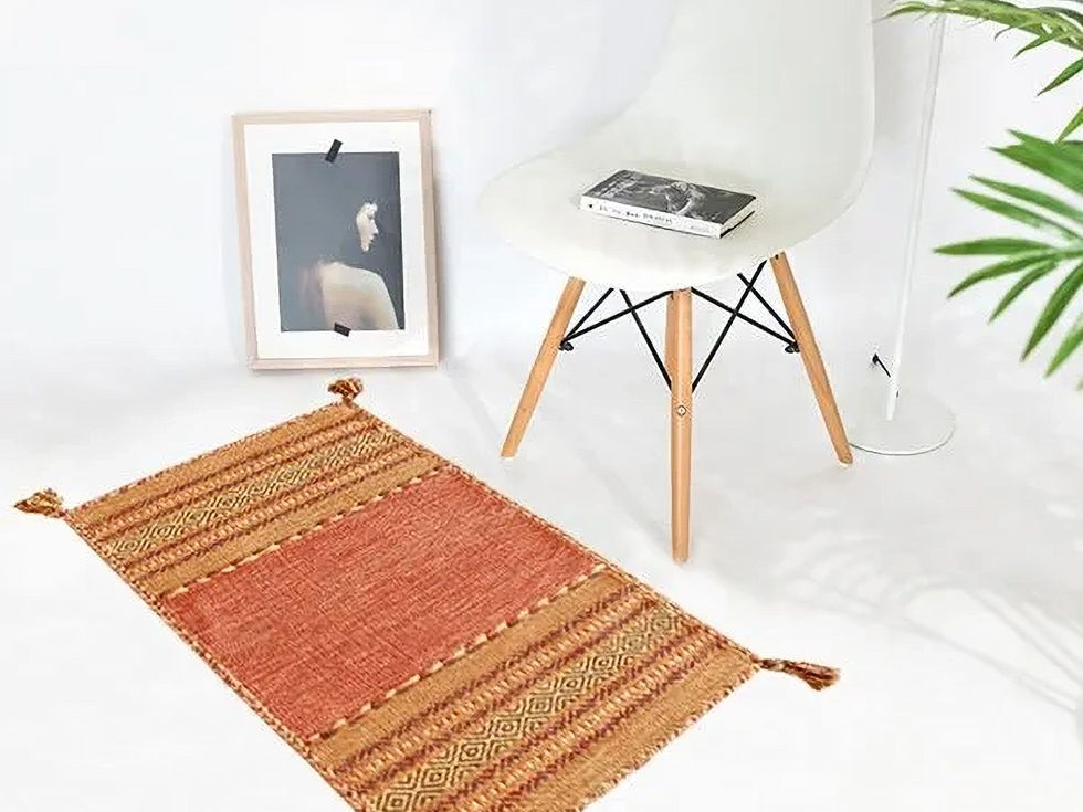 Tapete Ericeira com design elegante e padrão sutil, ideal para diversos ambientes.