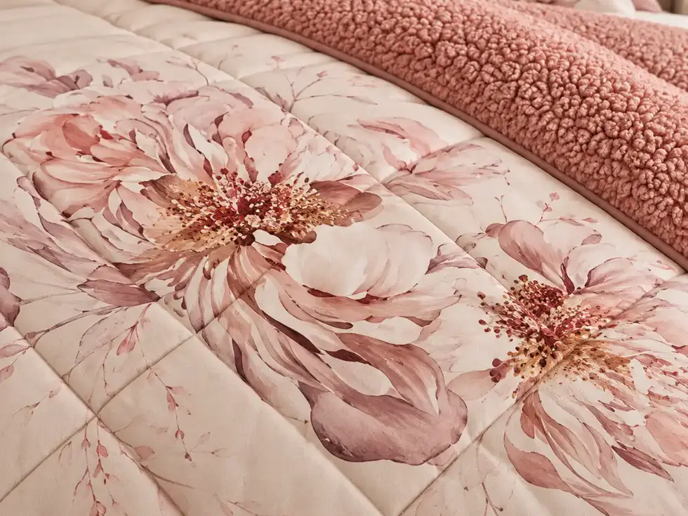 Renove o conforto da sua cama com este Edredom Floral com Pelo de Borrego + 2 Almofadas. O exterior estampado dá personalidad