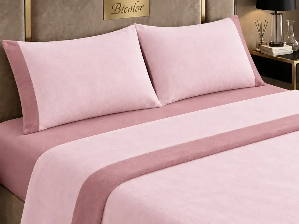 Desfrute de noites mais quentes com a suavidade do Jogo de Cama Coralina e a elegância do acabamento Jacquard. Um conjunto