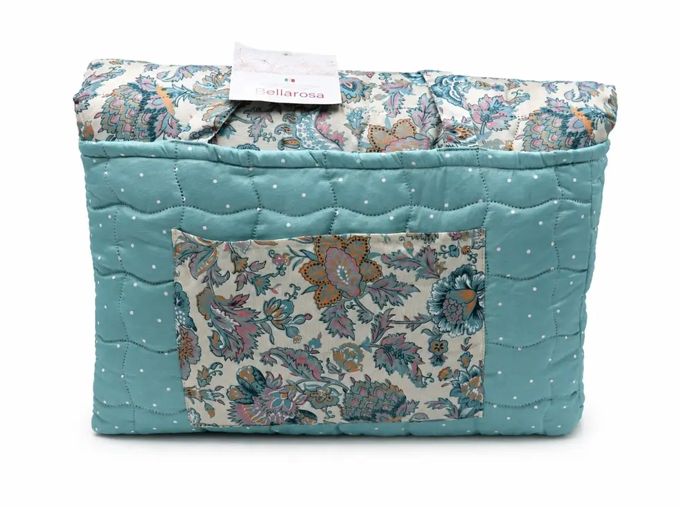 Transforme o seu quarto num refúgio de elegância e conforto com o Conjunto de Cama Colcha + Saco.
