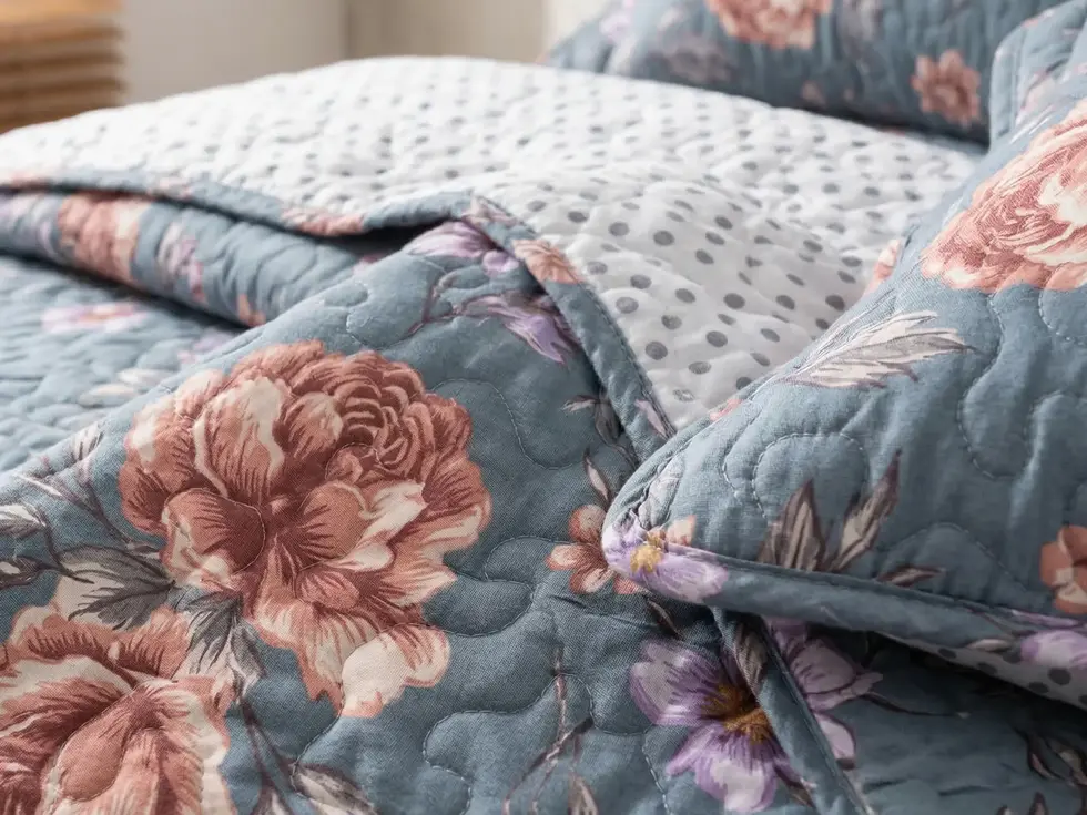 Transforme o seu quarto num autêntico refúgio de tranquilidade e estilo com a nossa Colcha de Casal. Pensadas para os amantes