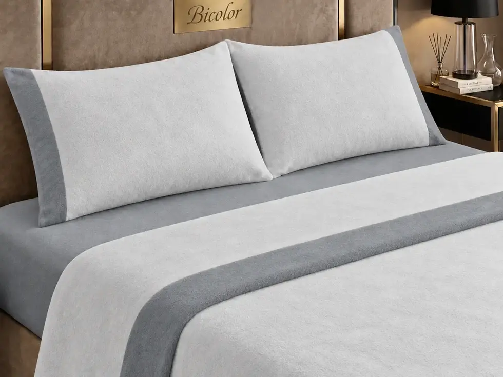 Desfrute de noites mais quentes com a suavidade do Jogo de Cama Coralina e a elegância do acabamento Jacquard. Um conjunto