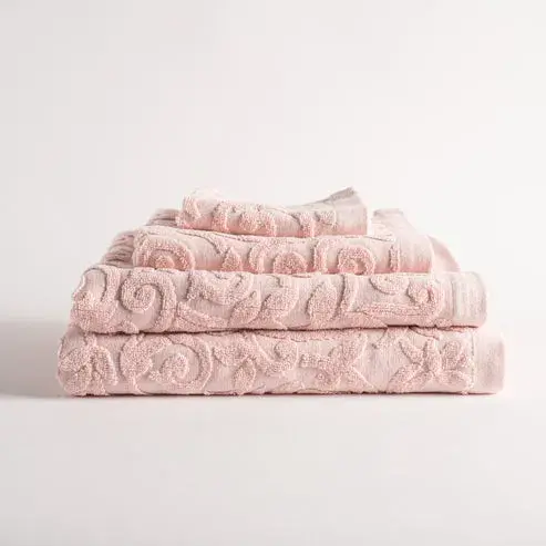 As Toalhas Jacquard Floral combinam elegância e conforto, trazendo um toque de sofisticação para o seu dia a dia.