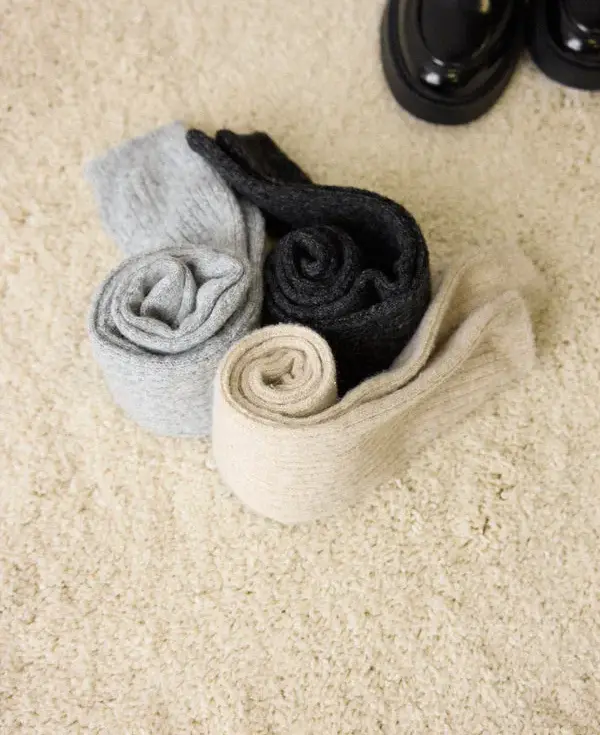 Entre no universo mágico das meias Caneladas Longas da Ysabel Mora. Uma peça que transcende a moda