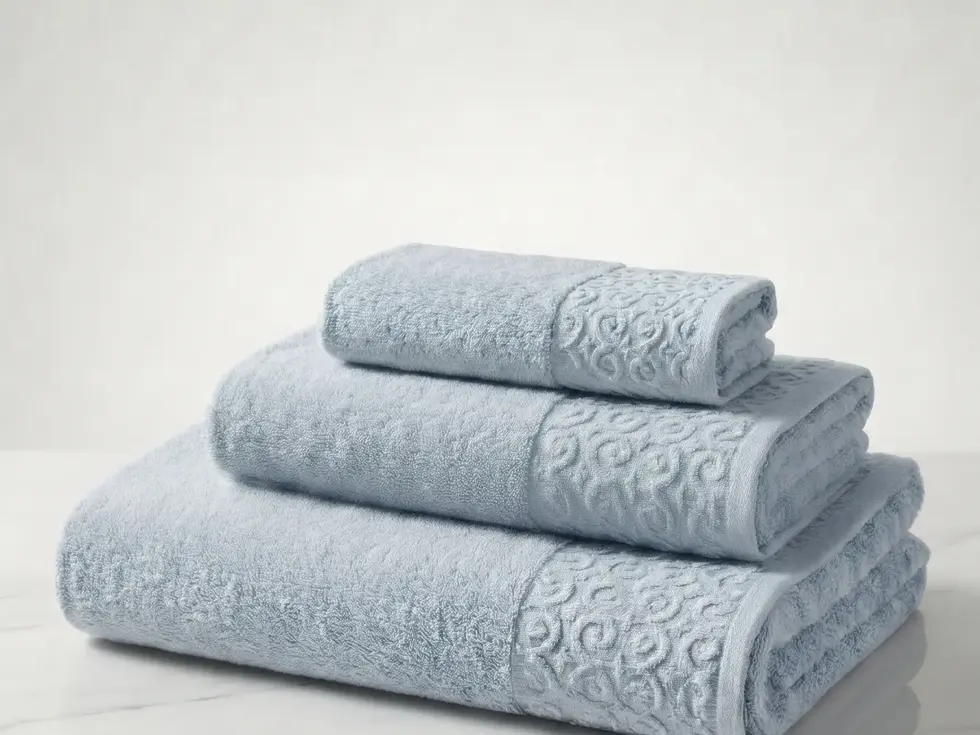 Descubra a suavidade e durabilidade dos nossos toalhas nacionais, fabricados com materiais de alta qualidade em Portugal.