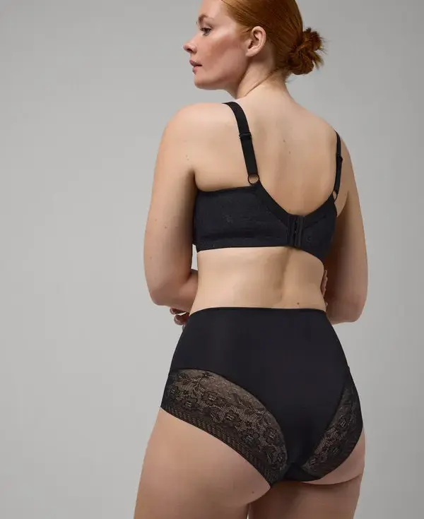 Experimente o equilíbrio perfeito entre estilo e controle com nossa Cueca Modeladora Lace High Control.