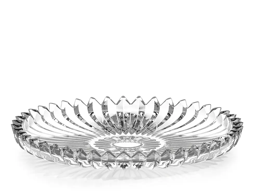 Sirva seus bolos e sobremesas com elegância usando o Prato para Bolo Mónaco. Com um design clássico e sofisticado