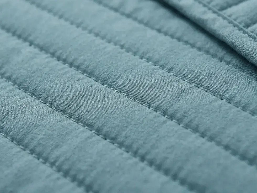 Transforme o seu quarto num autêntico refúgio de tranquilidade e estilo com a nossa Colcha de Casal. Pensadas para os amantes