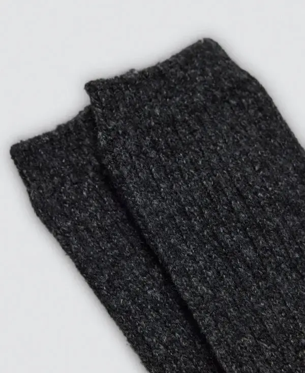 Entre no universo mágico das meias Caneladas Longas da Ysabel Mora. Uma peça que transcende a moda