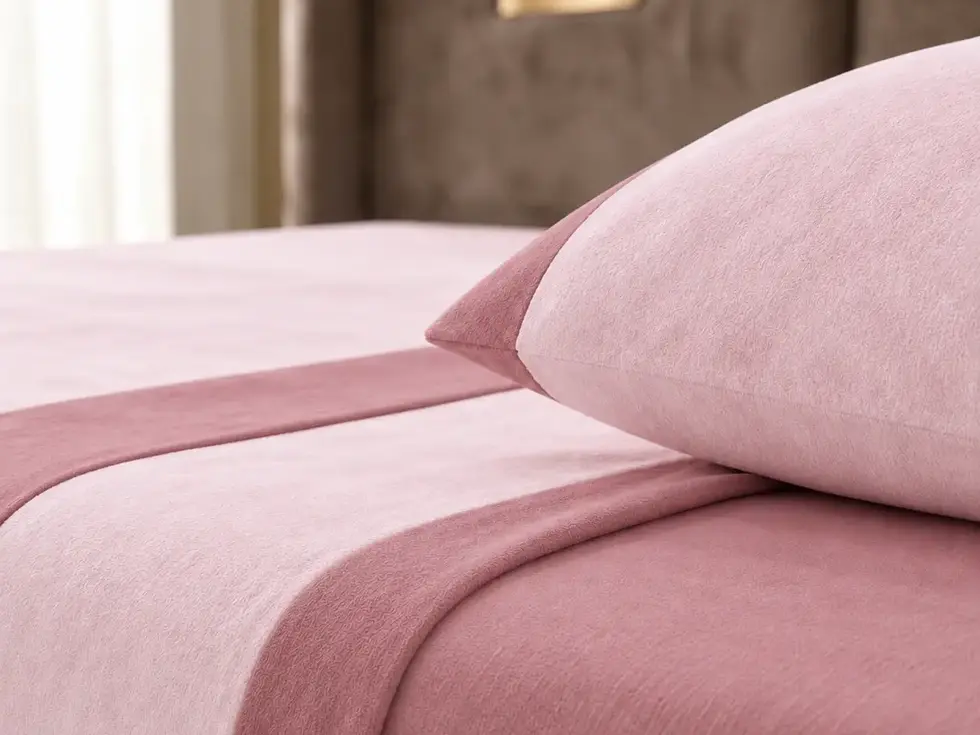 Desfrute de noites mais quentes com a suavidade do Jogo de Cama Coralina e a elegância do acabamento Jacquard. Um conjunto