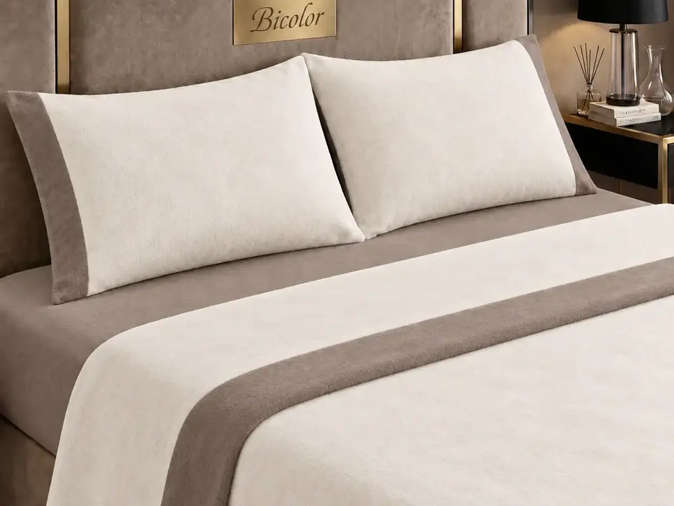Desfrute de noites mais quentes com a suavidade do Jogo de Cama Coralina e a elegância do acabamento Jacquard. Um conjunto