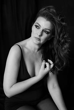 Crno-beli boudoir portret žene u crnom vešu