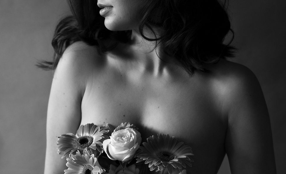 Priprema žene za boudoir fotografisanje u Cozy studiju u Beogradu