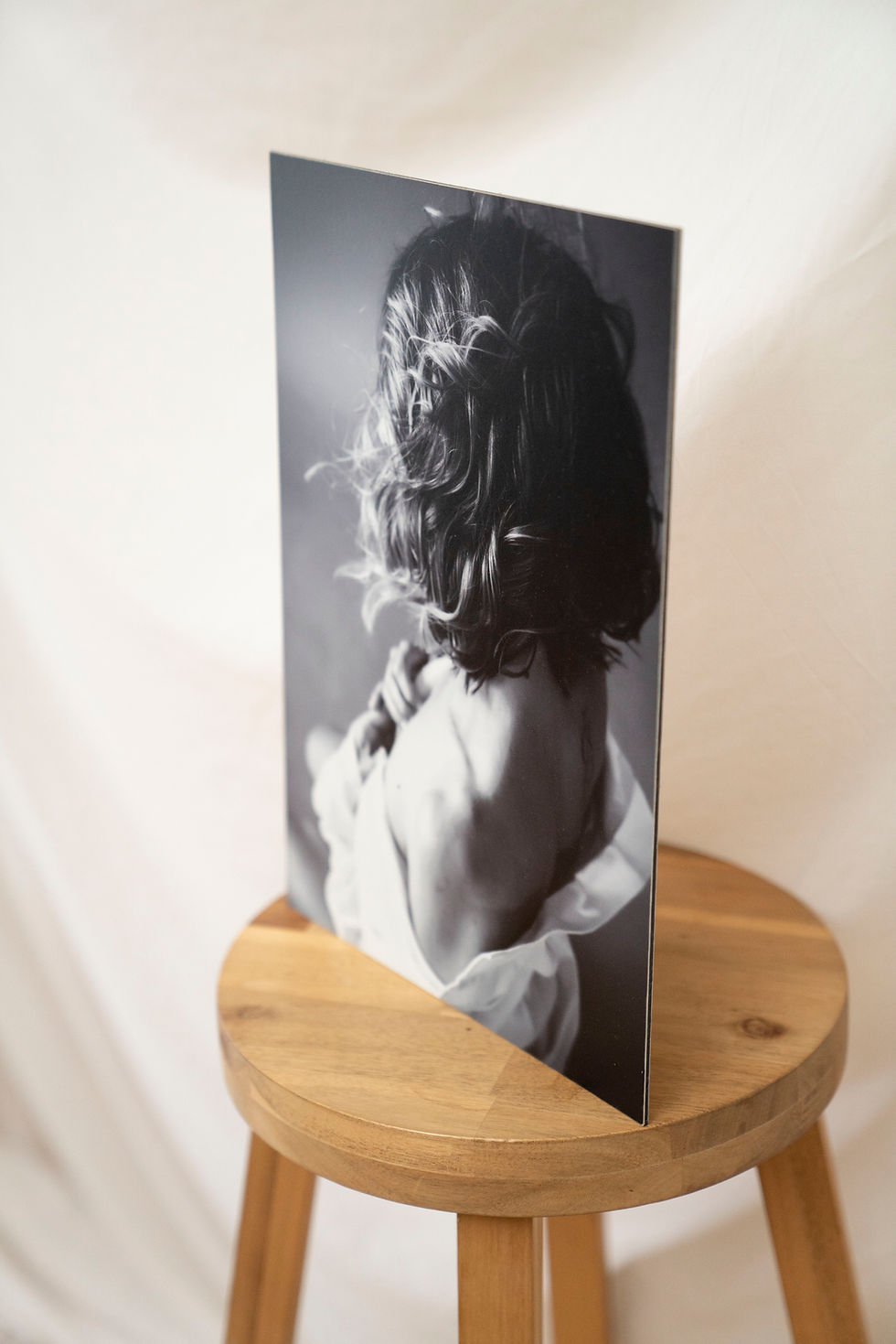 Boudoir wall art fotografija izložena na drvenoj stolici