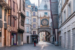 becoming-carmen-travel-france-normandy-rouen-le-gros-horloge-morning-sunrise