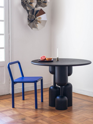 Mesa de jantar baobá em madeira maciça jequitibá em uma sala