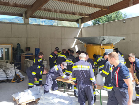 Hochwassereinsatz-2000 Sandsäcke vorbereitet