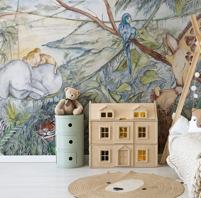 Fototapet copii cu animale din junglă pictate în acuarelă – elefant, girafă, papagali, tigru – în tonuri calde; fototapet lavabil Accent Decor Cluj.