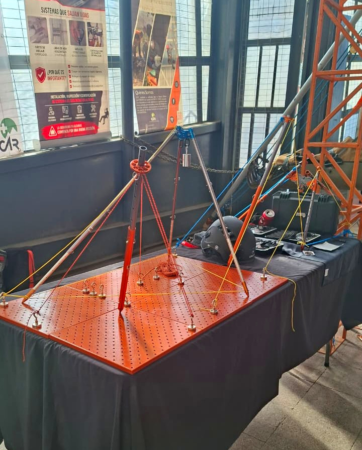 Trípodes y monópodes, parte de la muestra del stand de Seguridad Vertical