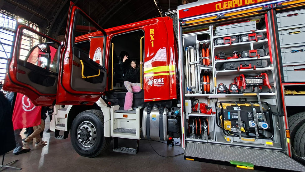 Niños y niñas participando activamente en las demostraciones de bomberos